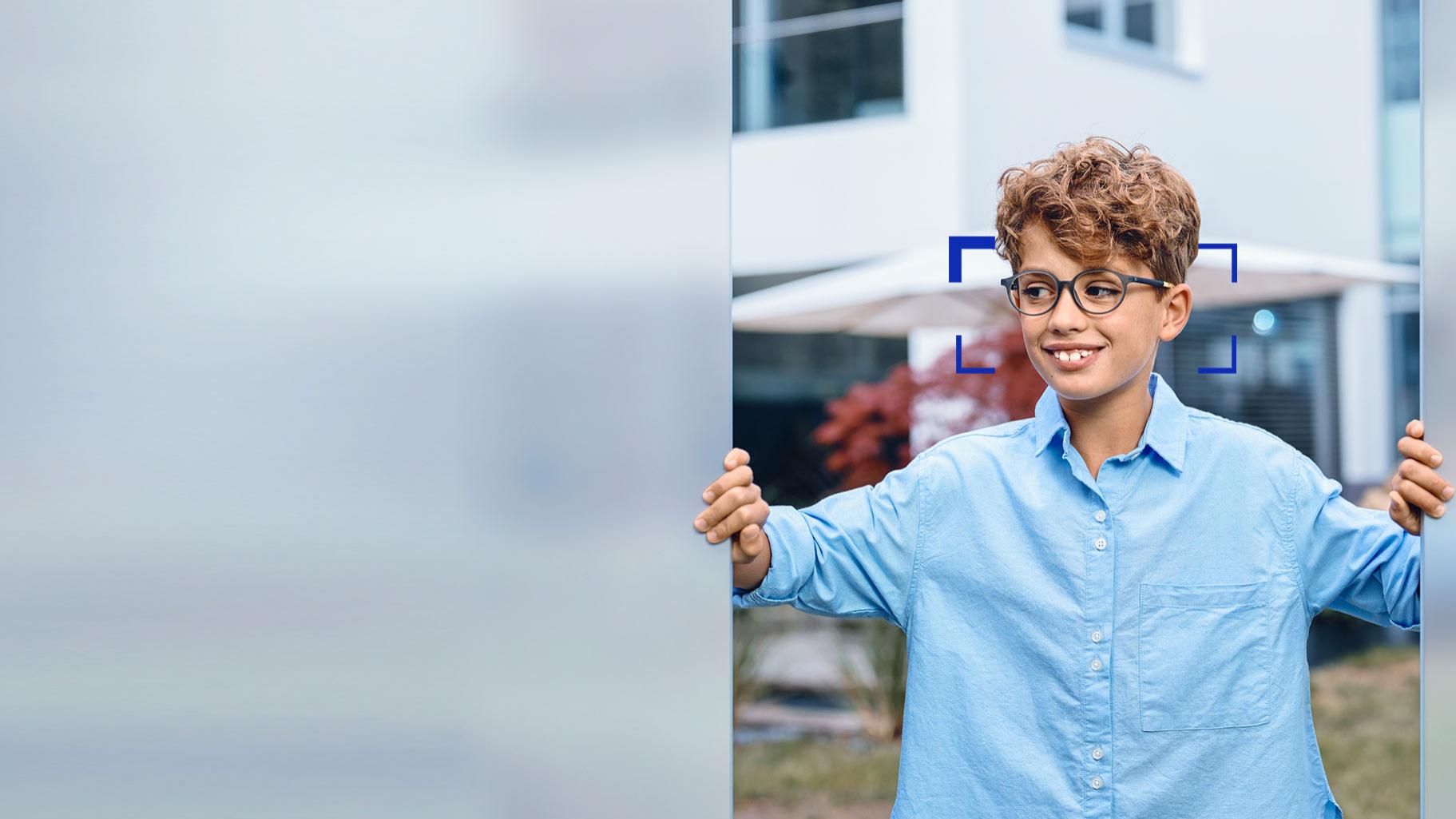 戴著蔡司 SmartLife Young 鏡片的小男孩