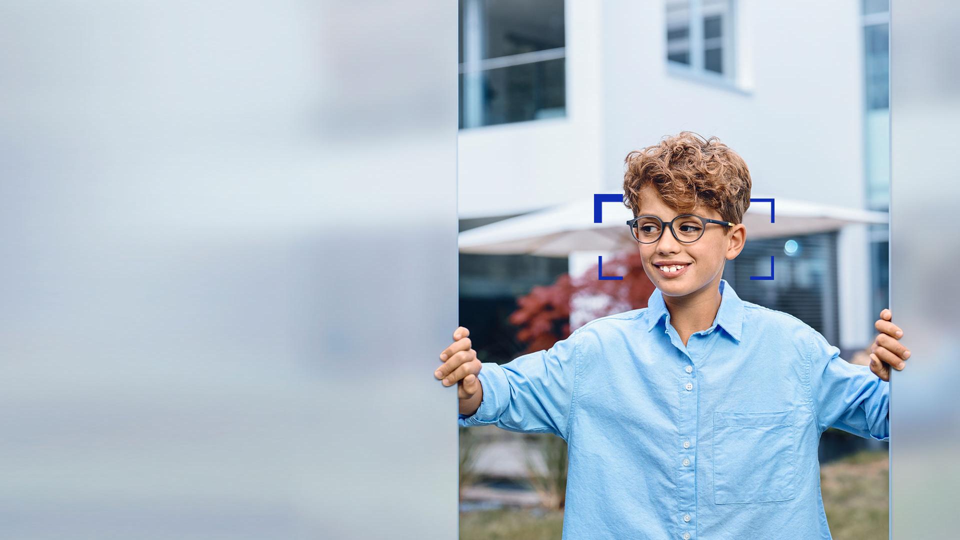 Young boy wearing ZEISS SmartLife Young lenses
