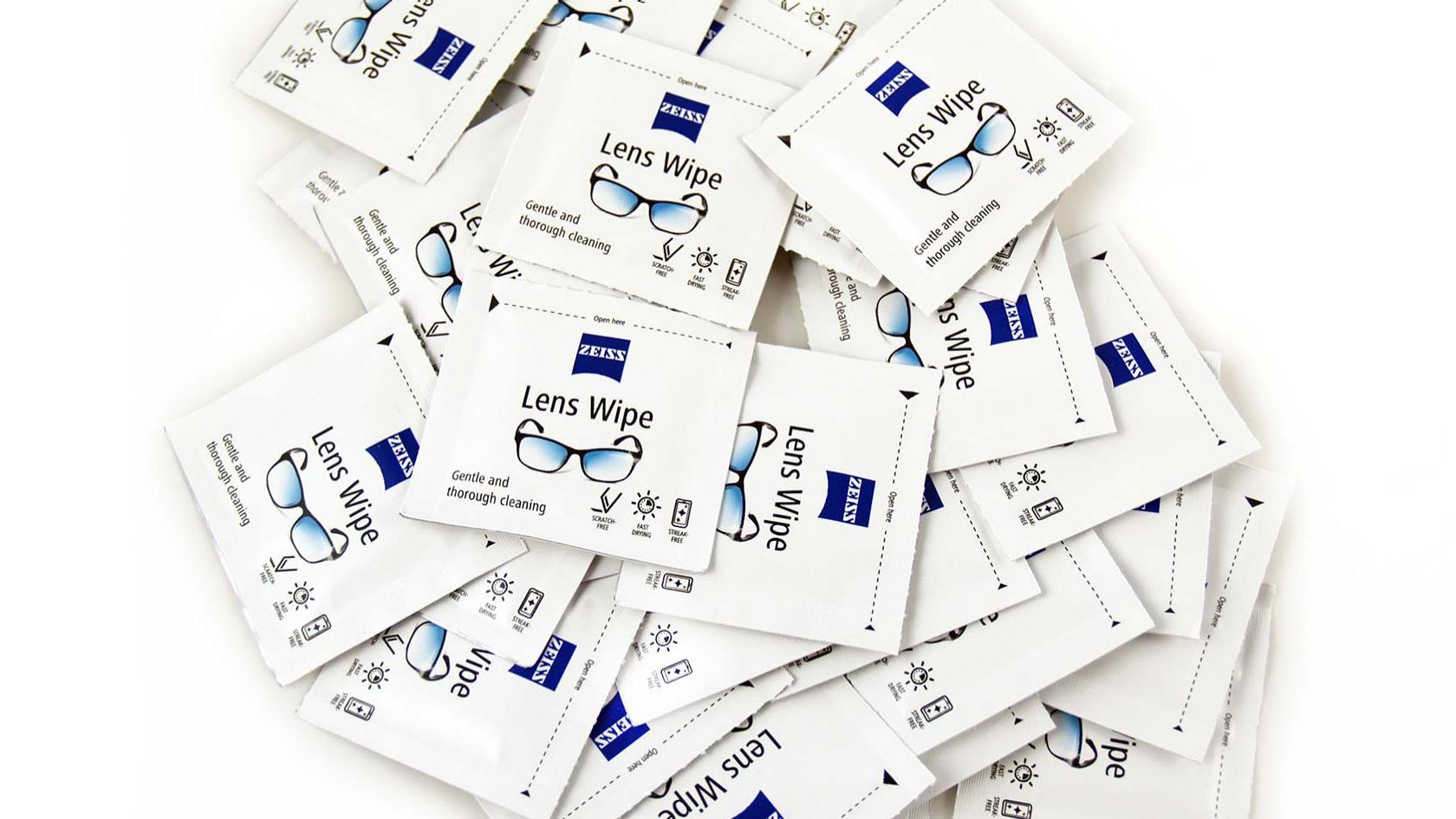 An image of ZEISS lens cleaning wipes and spray.