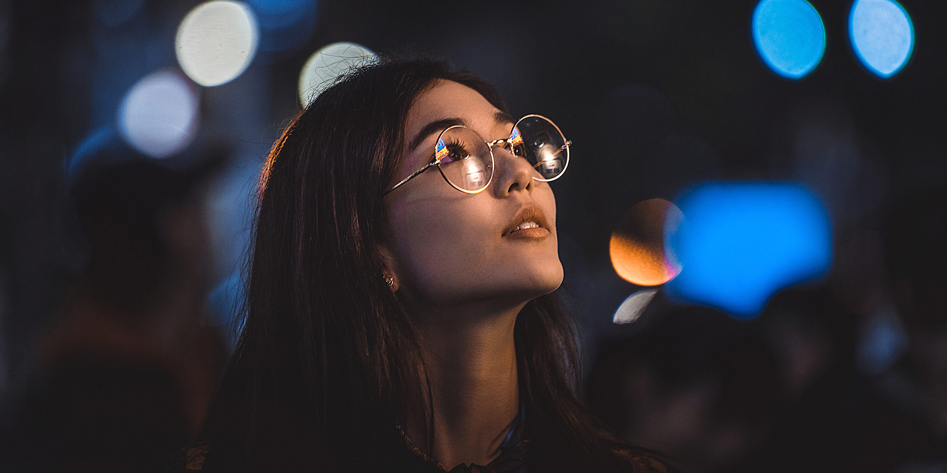 A young women wearing ZEISS LuminArt PRO lenses.