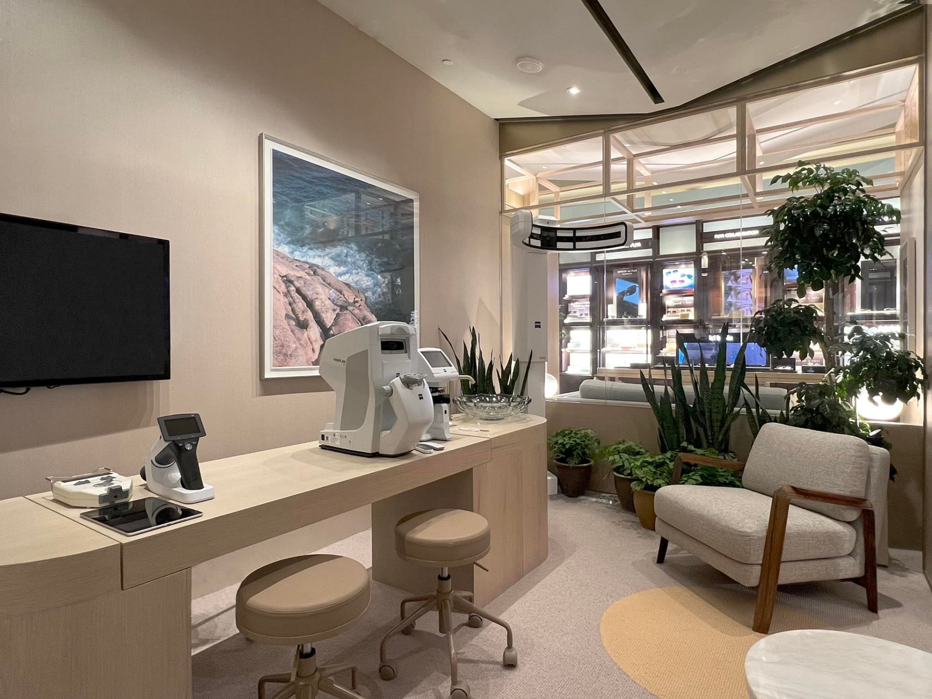 An image of the inside of a ZEISS and PUYI Optical Store with ZEISS Equipment.