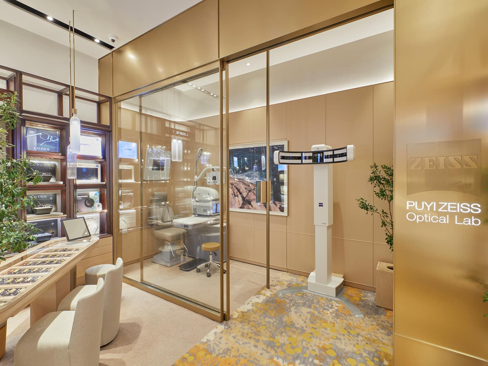 An image of the inside of a PUYI ZEISS Optical Lab with ZEISS Equipment.