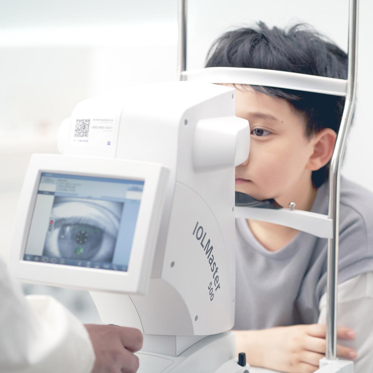 Boy having an eye examination with ZEISS IOLMaster 500