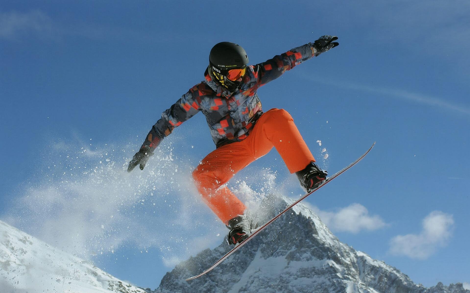A convenient alternative for skiing and watersports: sports eyewear with your prescription or daily contact lenses.