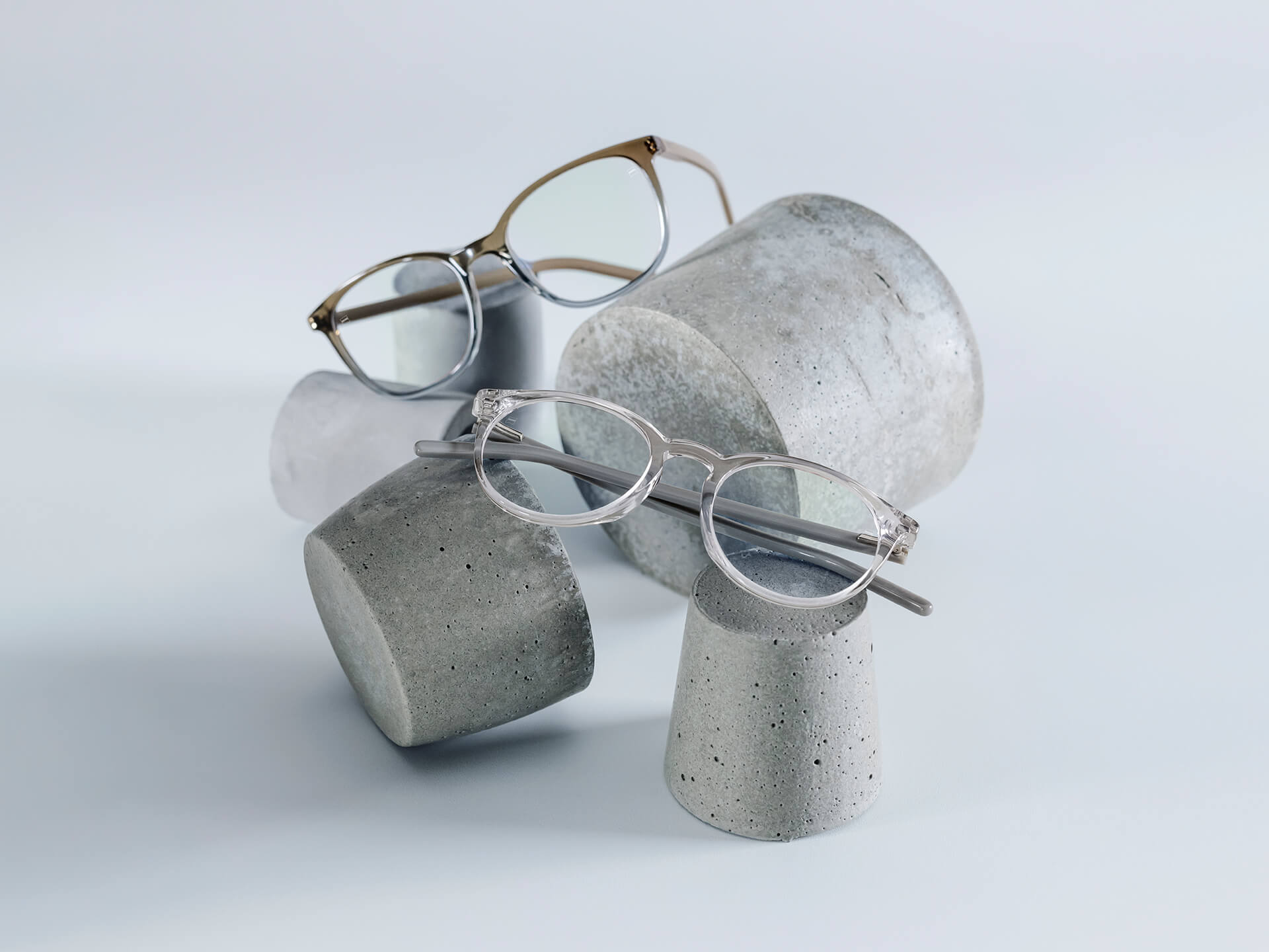 具有 DuraVision® Chrome 鍍膜的蔡司眼鏡放置於各種尺寸的石座上。