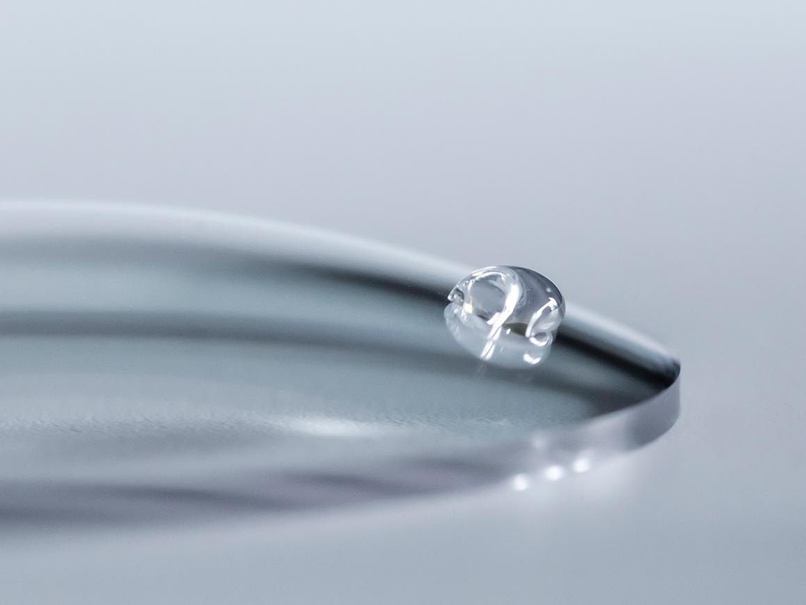 水滴從具有易清潔鍍膜的蔡司鏡片上滑落。