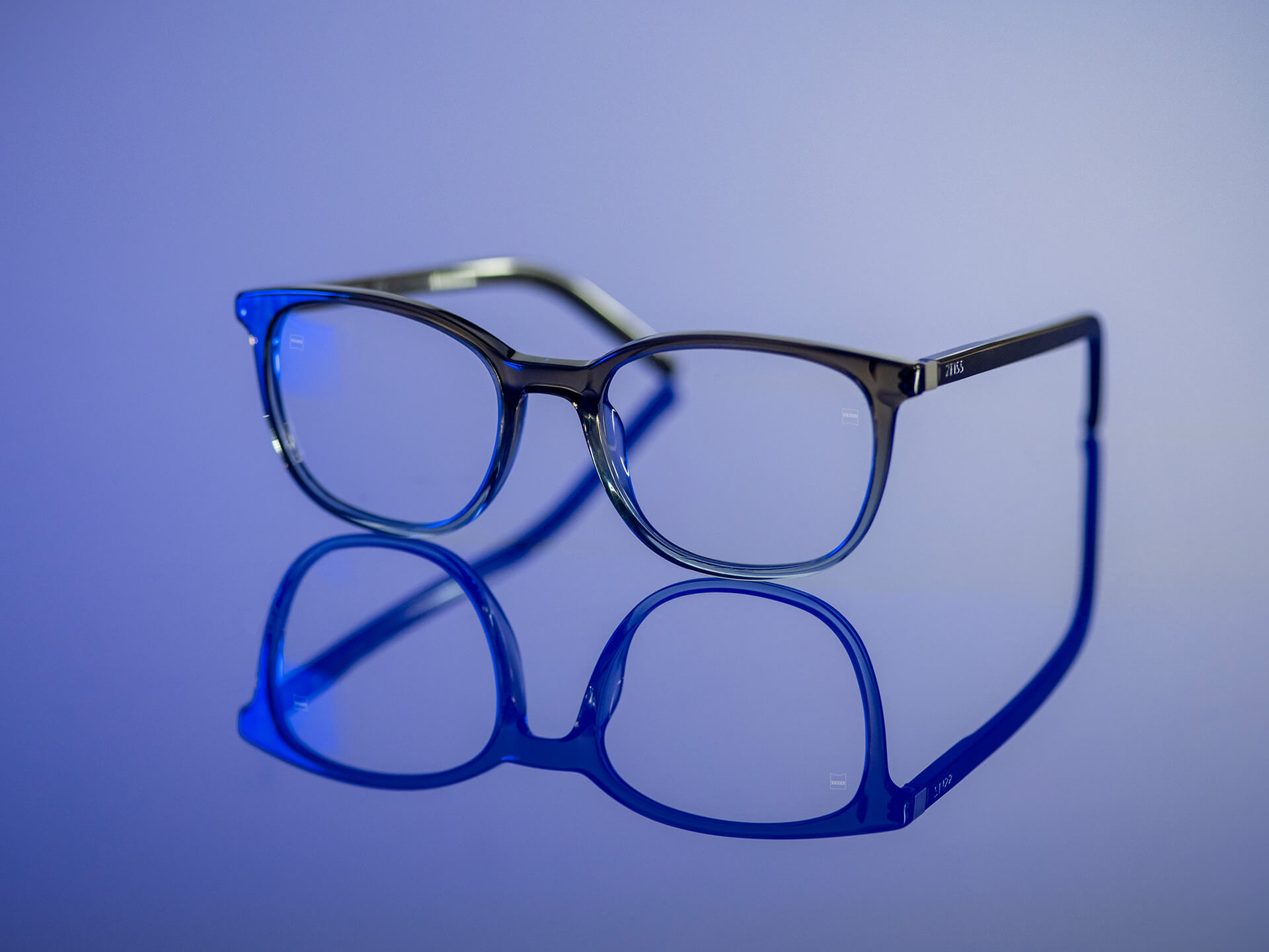 採用 BlueGuard 鏡片物料打造的蔡司眼鏡，可看到藍光。在鏡片上只能看到很少量的藍色反光。