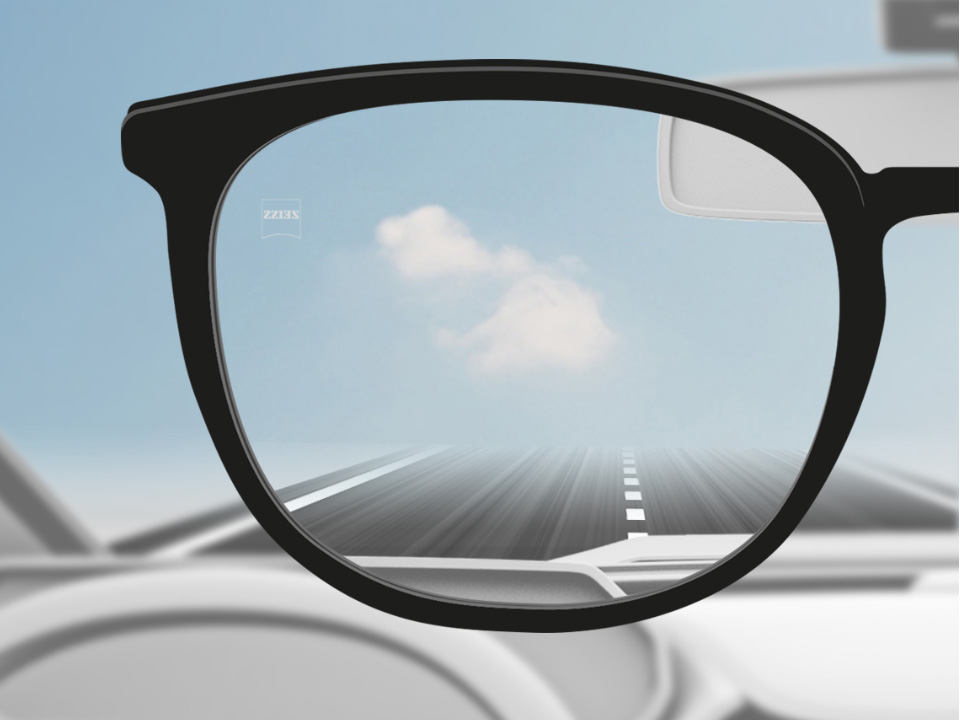 一位駕駛者從蔡司 DriveSafe 單光鏡片看到的視野：鏡片完全清晰。 