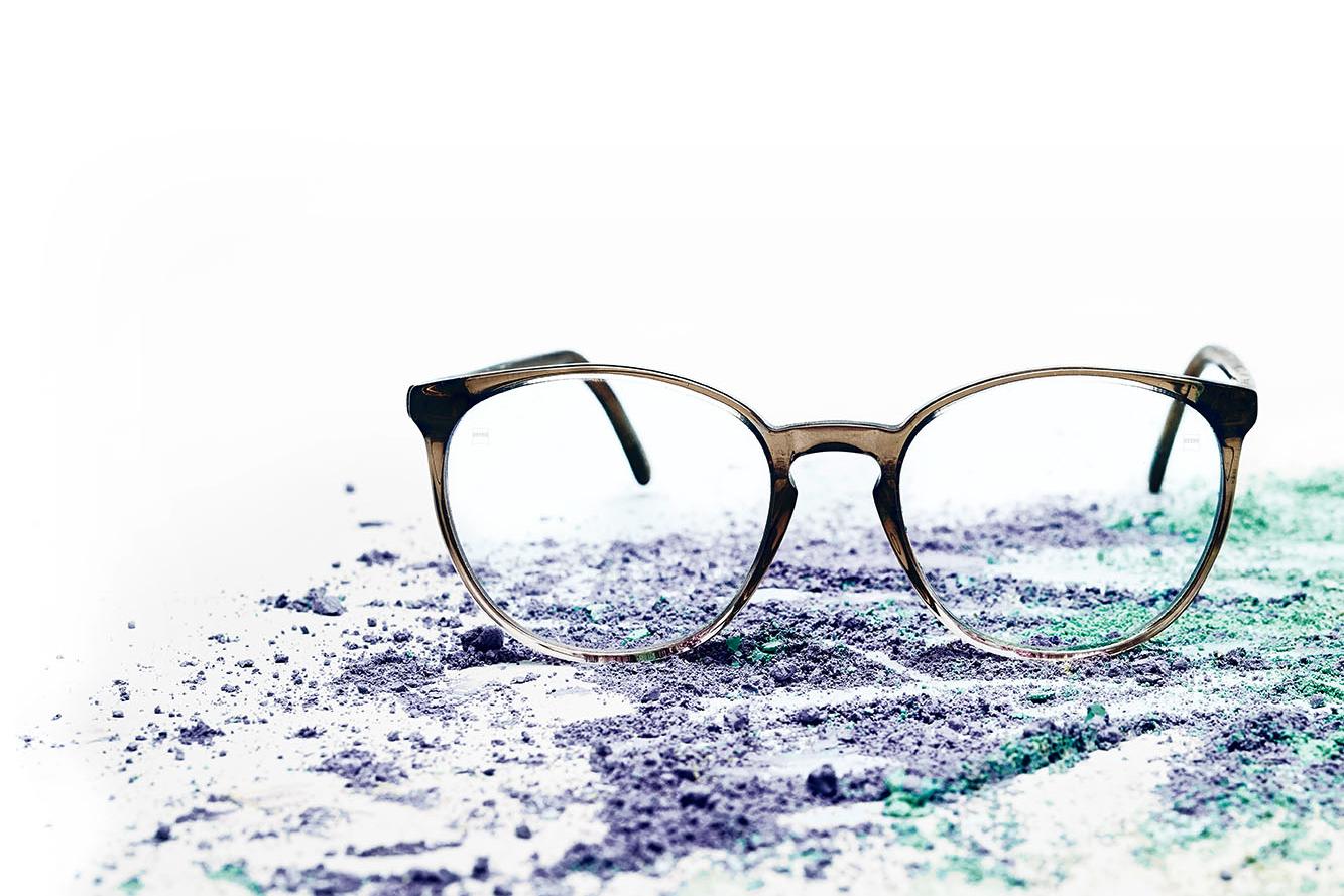 五顏六色的粉末上放著一副清澈眼鏡。
