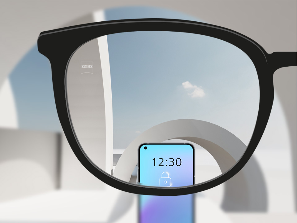 從蔡司 SmartLife 單光鏡片看到的視野：智能手機和鏡片完全清晰。
