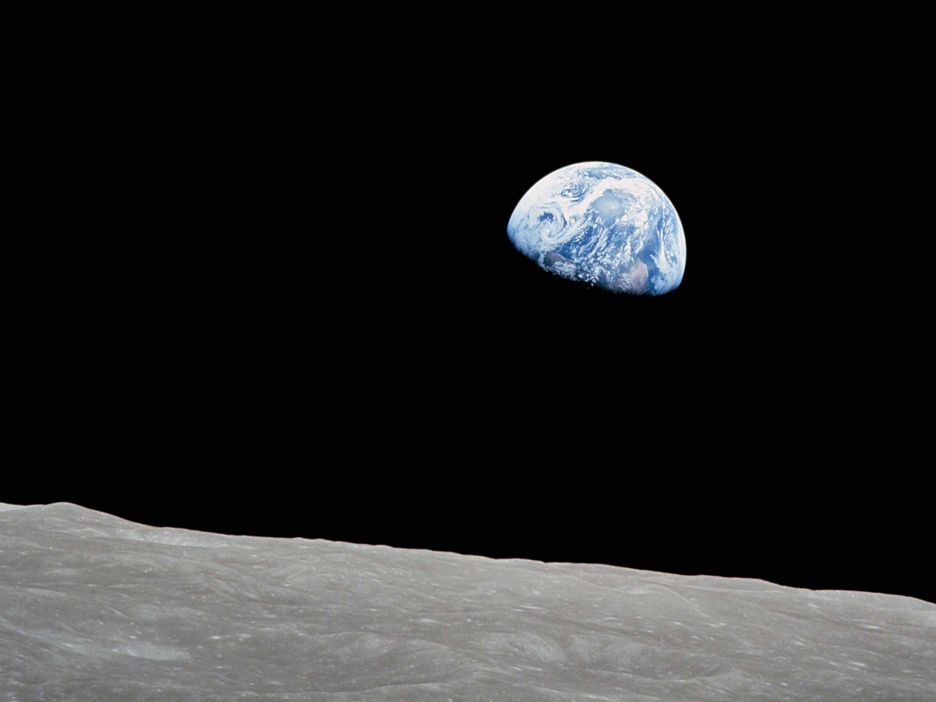 站在月球表面看地球的視角。