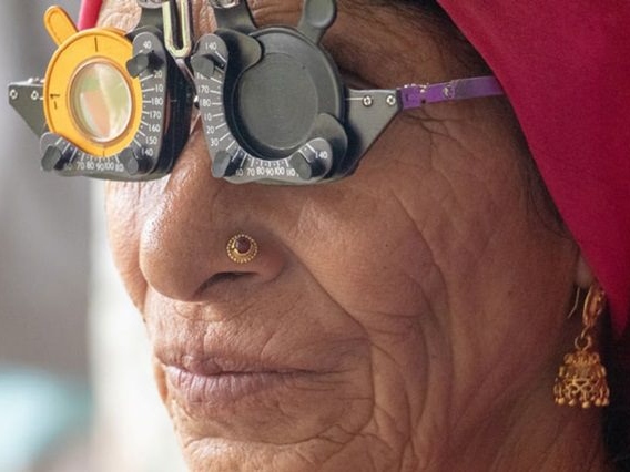 戴著測試眼鏡的老婦人。