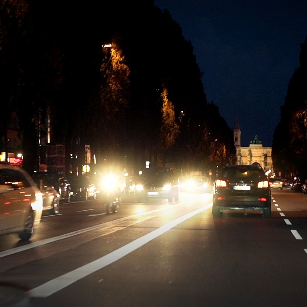 夜間迎面而來的車燈眩光和潮濕的道路令人眼花撩亂 
