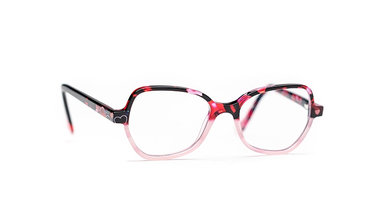 採用兒童鏡片的眼鏡，分別有黑色、紅色和淡粉紅色眼鏡架及愛心圖案。
