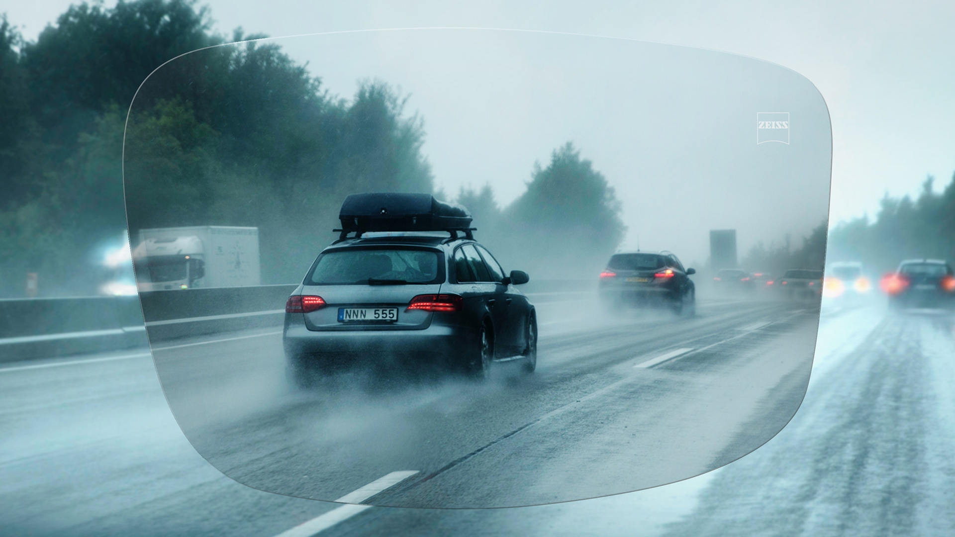 透過蔡司 DriveSafe 單光鏡片看到雨天高速公路的景象 