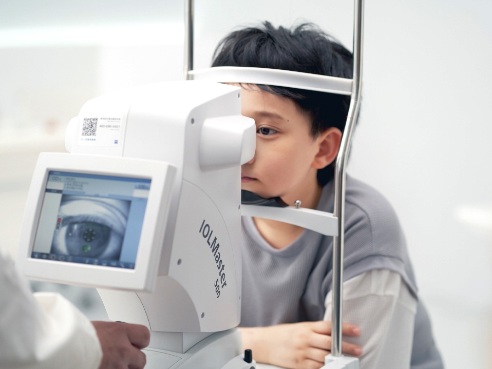 視光護理專家使用蔡司 IOLMaster 為一個小男孩檢查眼睛。