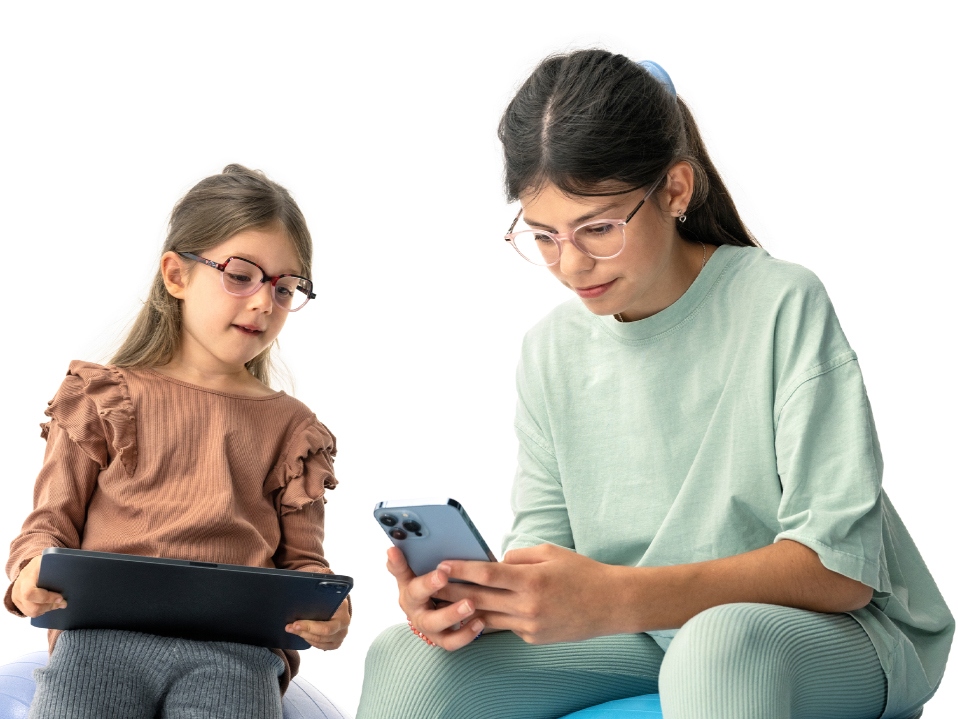 兩個女孩觀看數碼裝置，觀看距離超過 20 厘米（建議距離）。