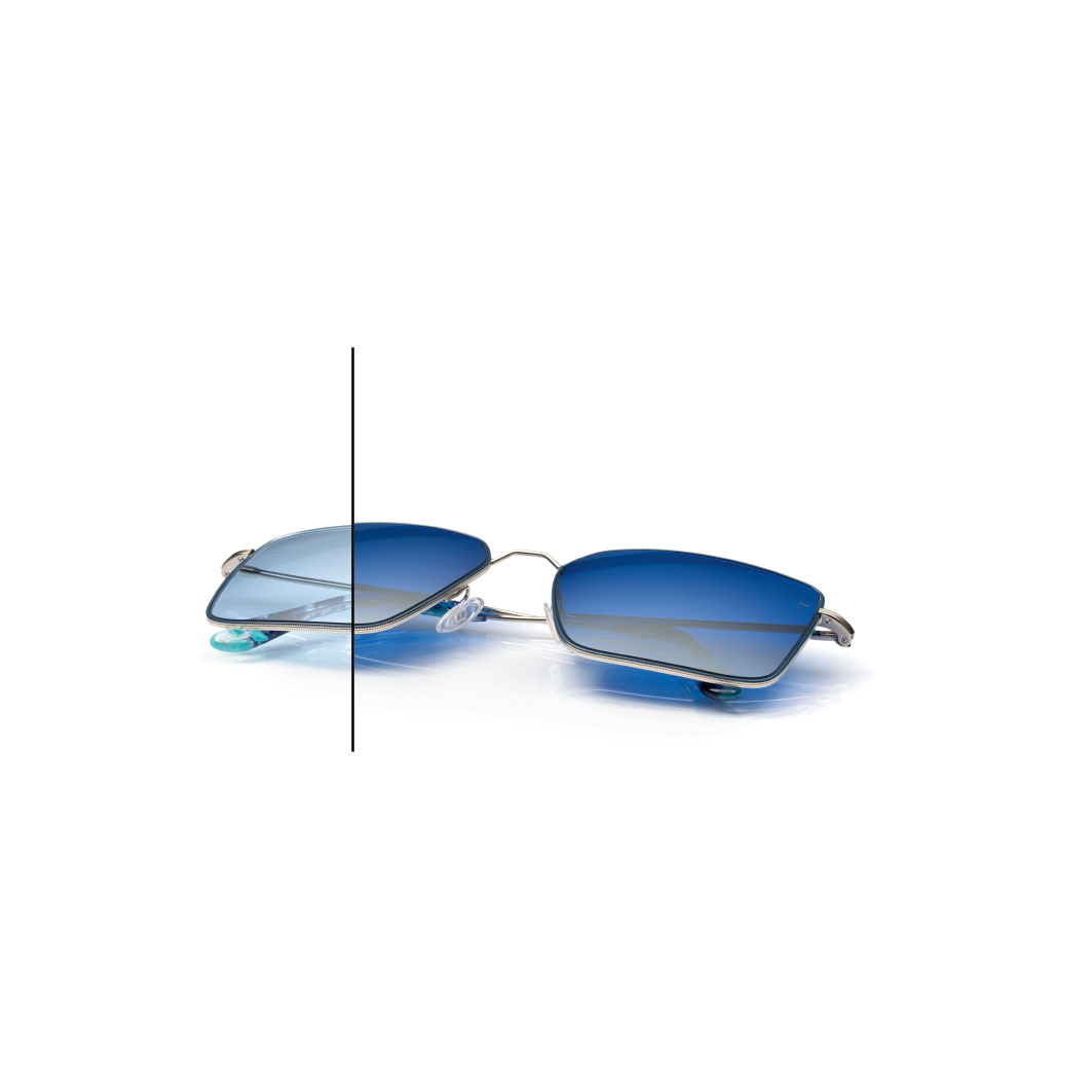 蔡司 PhotoFusion X 藍色鏡片眼鏡，配備蔡司 DuraVision Flash 鑽石色水銀鍍膜。鏡片的一半沒有完全變深色，以顯示顏色差異。