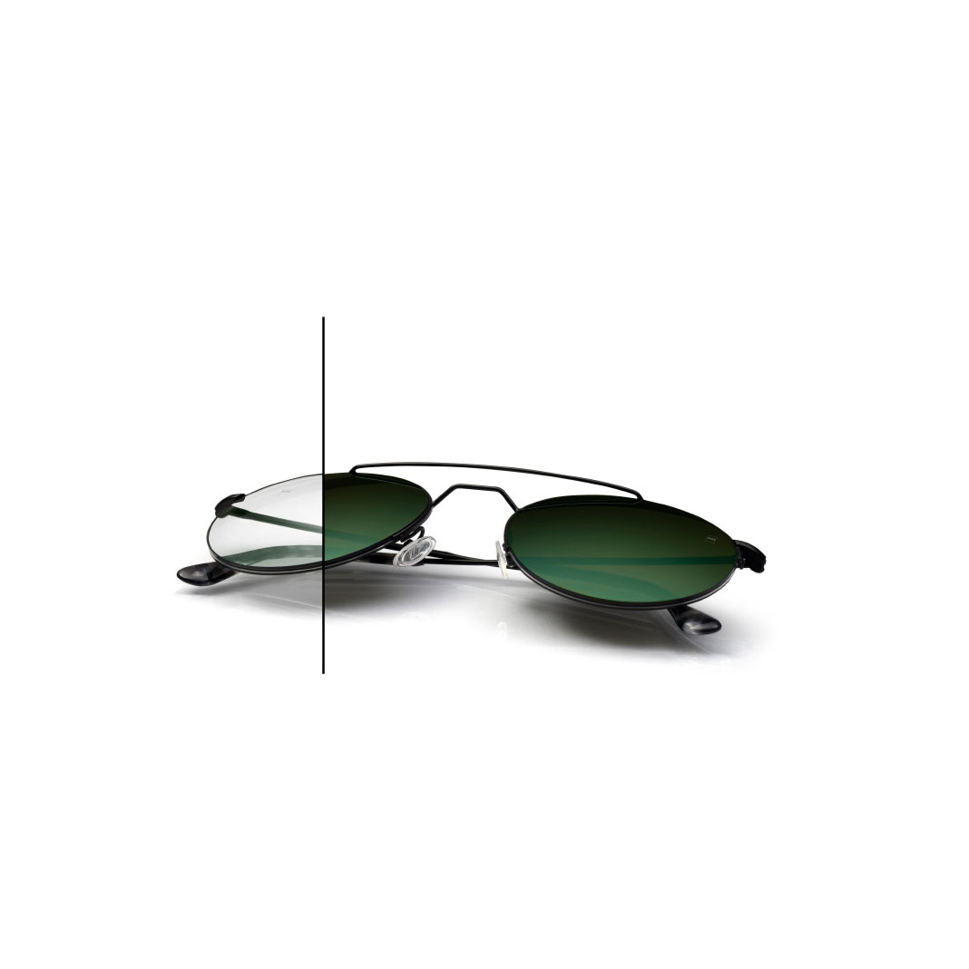 蔡司 PhotoFusion X 灰綠色鏡片眼鏡，配備蔡司 DuraVision Flash 翡翠色水銀鍍膜。鏡片的一半沒有完全變深色，以顯示顏色差異。