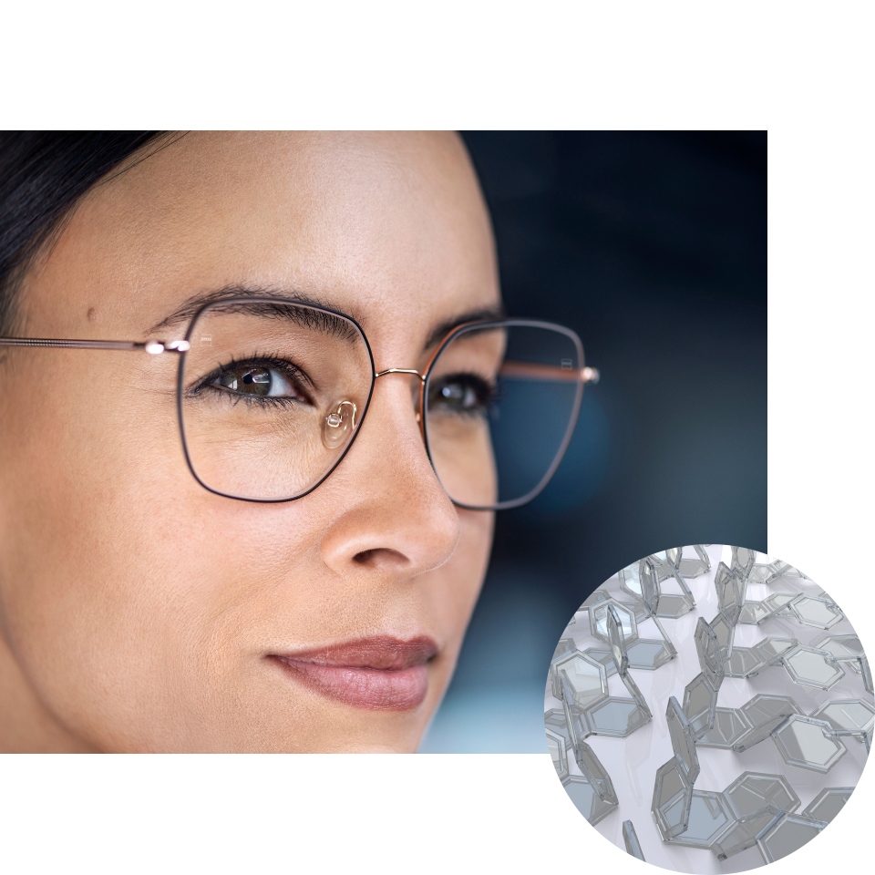 女士們戴著清澈狀態的蔡司 PhotoFusion X 眼鏡，而收縮的染料化合物得以顯示。 