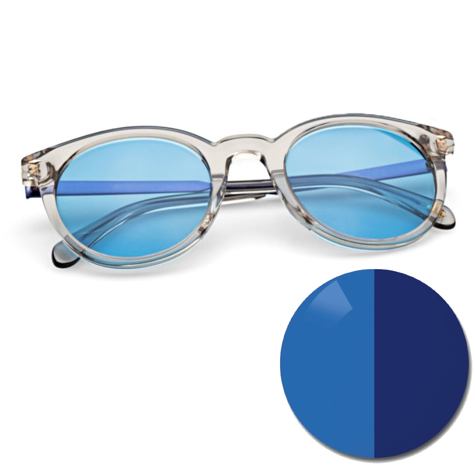 蔡司 AdaptiveSun 藍色眼鏡，顯示一個光線中的色點和深色染色色調