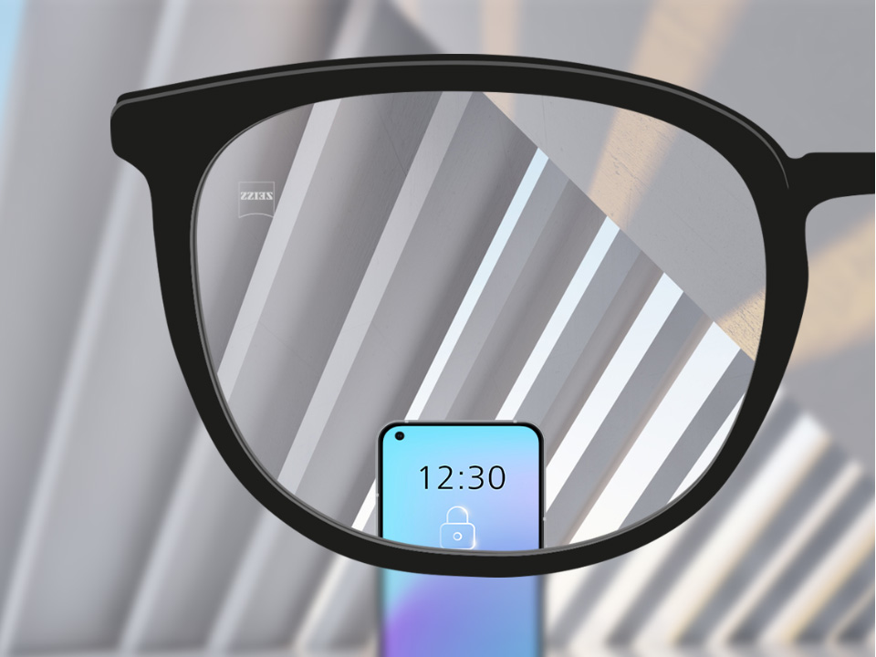 從蔡司 SmartLife 單光鏡片看到的視野：智能手機和鏡片完全清晰。 