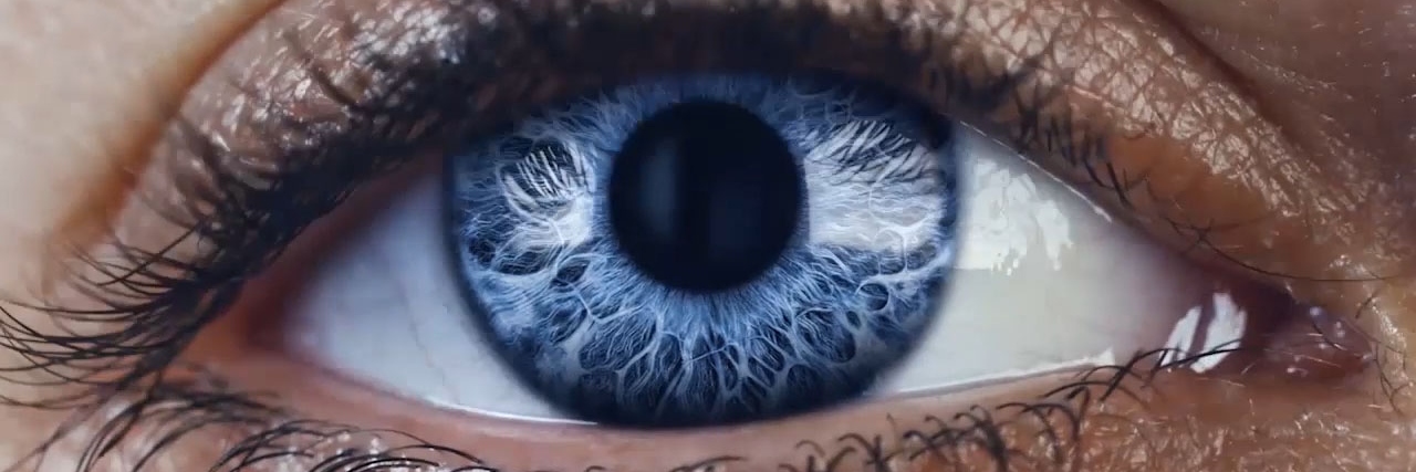 不同眼睛的特寫序列，每隻眼睛都在眨眼，然後露出下一隻。